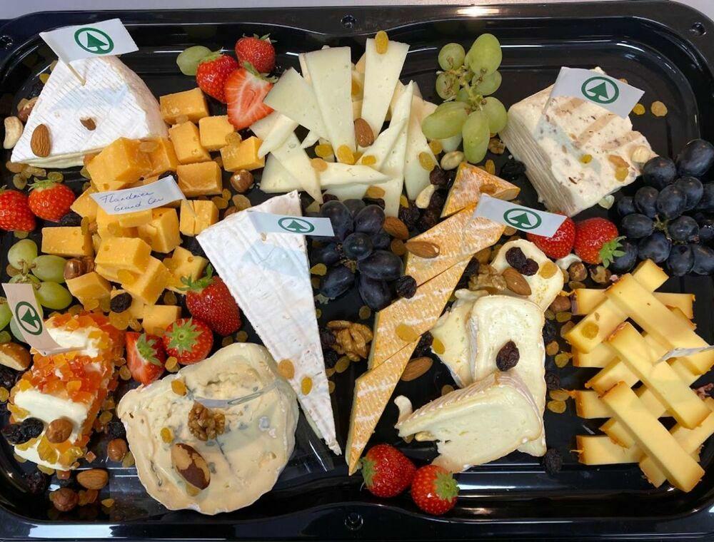 Plateau de fromages buffet (250 g) avec fruits et noix