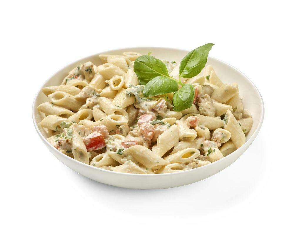 Pâtes au concombre et à la tomate, sauce au yaourt