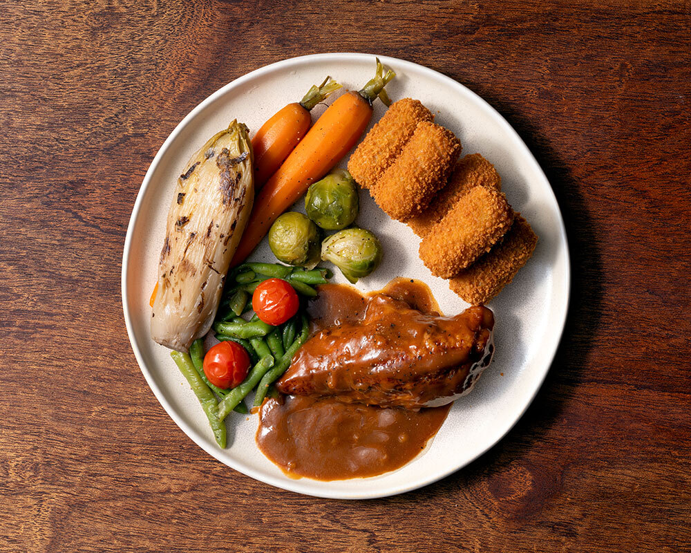 Filet de pintade en sauce au porto, légumes chauds et croquettes fraîches