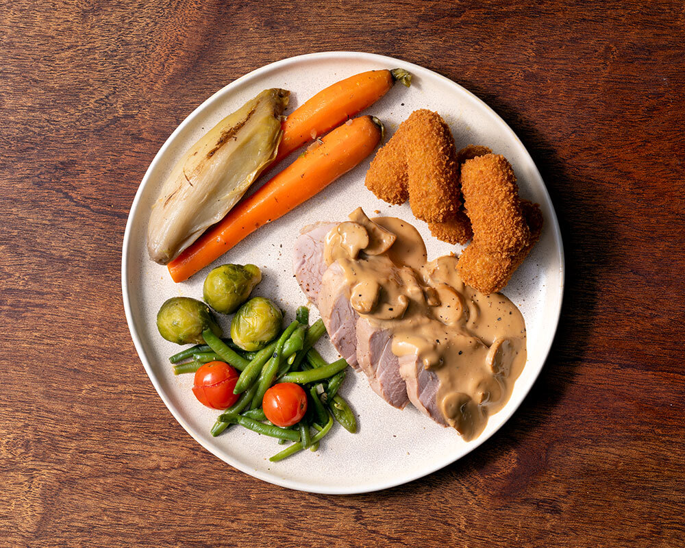 Filet pur de porc en sauce champignons, légumes chauds et croquettes fraîches