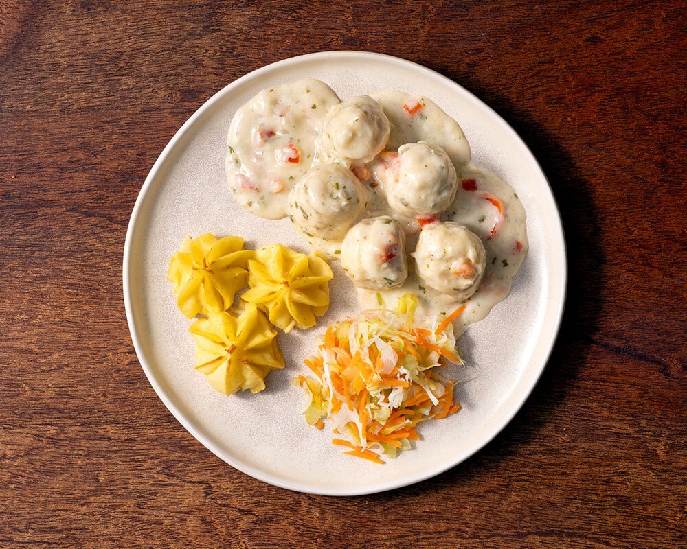 Roulades de sole en sauce Dugléré, julienne de légumes et pommes duchesse
